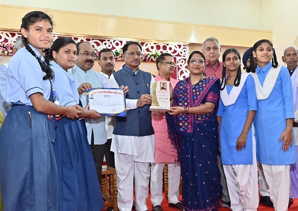 मुख्यमंत्री श्री विष्णुदेव साय शहीद विनोद सिंह कौशिक मेधावी छात्र अभिनंदन समारोह में शामिल, मेधावी छात्रों का बढ़ाया उत्साह मुख्यमंत्री श्री विष्णुदेव साय शहीद विनोद सिंह कौशिक मेधावी छात्र अभिनंदन समारोह में शामिल, मेधावी छात्रों का बढ़ाया उत्साह