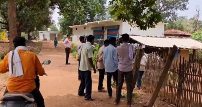 धर्मांतरण विवाद कांकेर में ईसाई समुदाय पर हमला, गांव में स्थिति तनावपूर्ण धर्मांतरण विवाद कांकेर में ईसाई समुदाय पर हमला, गांव में स्थिति तनावपूर्ण