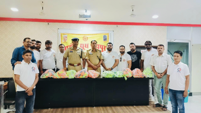 गहोई यूथ रायपुर ने यातायात पुलिस के द्वारा जो छत्तीसगढ़ में रोड पर बैठी हुई गाय माता और उससे होने वाली दुर्घटनाओं को रोकने के लिए मुहिम चलाई जा रही है गहोई यूथ रायपुर ने यातायात पुलिस के द्वारा जो छत्तीसगढ़ में रोड पर बैठी हुई गाय माता और उससे होने वाली दुर्घटनाओं को रोकने के लिए मुहिम चलाई जा रही है