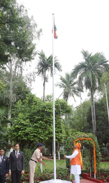 मुख्यमंत्री विष्णु देव साय ने स्वतंत्रता दिवस के अवसर पर मुख्यमंत्री निवास में किया ध्वजारोहण मुख्यमंत्री विष्णु देव साय ने स्वतंत्रता दिवस के अवसर पर मुख्यमंत्री निवास में किया ध्वजारोहण