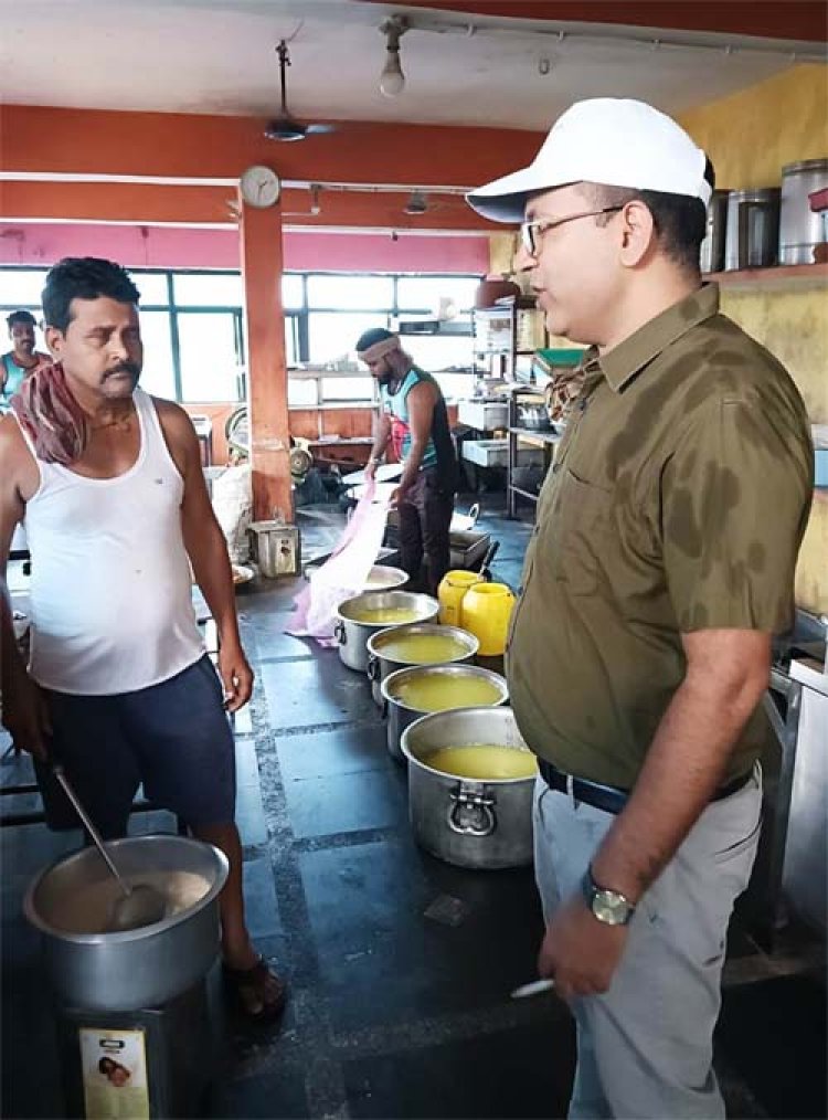 ‘बने खाबो-बने रहिबो’ अभियान में होटलों, ढाबों और स्ट्रीट फूड वेंडर्स की जांच ‘बने खाबो-बने रहिबो’ अभियान में होटलों, ढाबों और स्ट्रीट फूड वेंडर्स की जांच