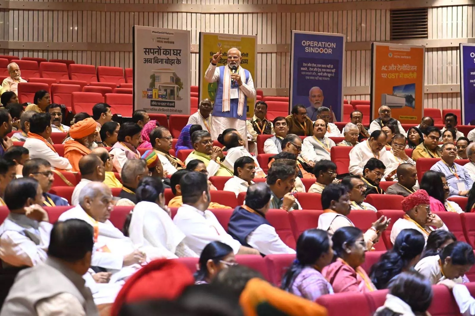 प्रधानमंत्री मोदी ने सांसदों एवं उनके कार्यों को और प्रभावी बनाने के लिए प्रेरक सुझाव दिए प्रधानमंत्री मोदी ने सांसदों एवं उनके कार्यों को और प्रभावी बनाने के लिए प्रेरक सुझाव दिए