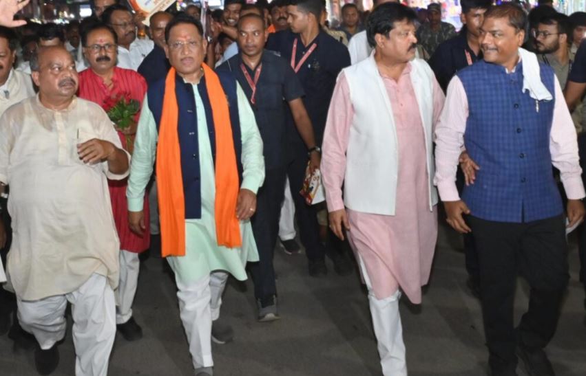 जीएसटी बचत उत्सव का जायजा लेने बाजार पहुंचे मुख्यमंत्री श्री साय जीएसटी बचत उत्सव का जायजा लेने बाजार पहुंचे मुख्यमंत्री श्री साय