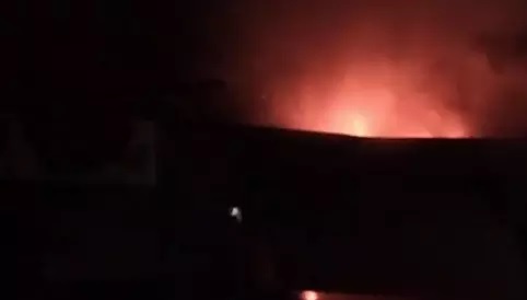 तेलीबांधा में ऑटो पार्ट्स दुकान में लगी भीषण आग तेलीबांधा में ऑटो पार्ट्स दुकान में लगी भीषण आग