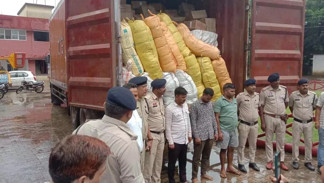 अंतर्राज्यीय गांजा तस्करी का भंडाफोड़, 3 आरोपी गिरफ्तार, 1.53 करोड़ का माल जब्त अंतर्राज्यीय गांजा तस्करी का भंडाफोड़, 3 आरोपी गिरफ्तार, 1.53 करोड़ का माल जब्त