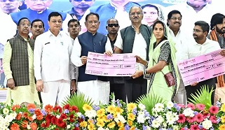 मुख्यमंत्री साय ने 1.84 लाख श्रमिकों को 65 करोड़ रुपये से अधिक की सहायता राशि प्रदान की मुख्यमंत्री साय ने 1.84 लाख श्रमिकों को 65 करोड़ रुपये से अधिक की सहायता राशि प्रदान की