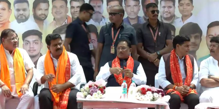 CM साय ने डोंगरगढ़ दर्शन के लिए बसों को दिखाई हरी झंडी CM साय ने डोंगरगढ़ दर्शन के लिए बसों को दिखाई हरी झंडी