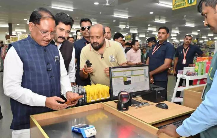 मुख्यमंत्री अचानक पहुंचे मार्ट, ग्राहकों से की मुलाकात मुख्यमंत्री अचानक पहुंचे मार्ट, ग्राहकों से की मुलाकात