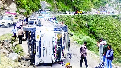 बीच रास्ते में पलटा सरिए से लदा ट्राला, गाडिय़ों के थमे पहिए बीच रास्ते में पलटा सरिए से लदा ट्राला, गाडिय़ों के थमे पहिए