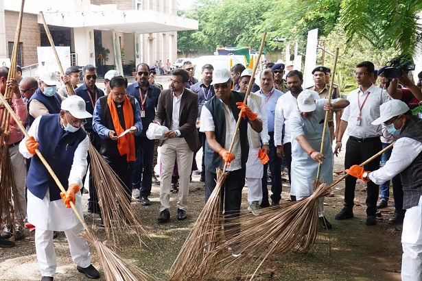 MP बृजमोहन अग्रवाल ने साफ-सफाई कर श्रमदान किया MP बृजमोहन अग्रवाल ने साफ-सफाई कर श्रमदान किया