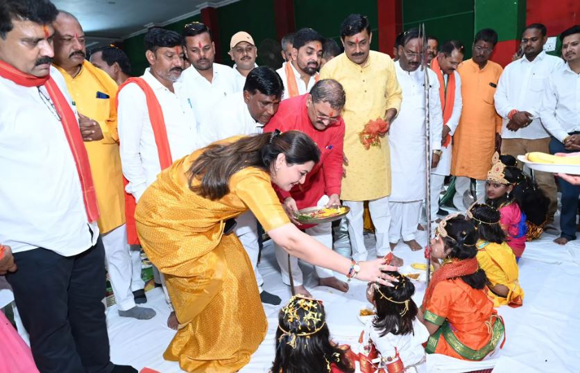 कन्या पूजन सह भोज कार्यक्रम में शामिल हुए गृहमंत्री विजय शर्मा और विधायक भावना बोहरा कन्या पूजन सह भोज कार्यक्रम में शामिल हुए गृहमंत्री विजय शर्मा और विधायक भावना बोहरा