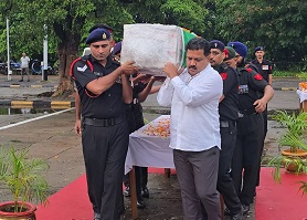 शहीद राइफलमैन रंजीत कश्यप के पार्थिव शरीर को गृहमंत्री विजय शर्मा ने दिया कंधा शहीद राइफलमैन रंजीत कश्यप के पार्थिव शरीर को गृहमंत्री विजय शर्मा ने दिया कंधा