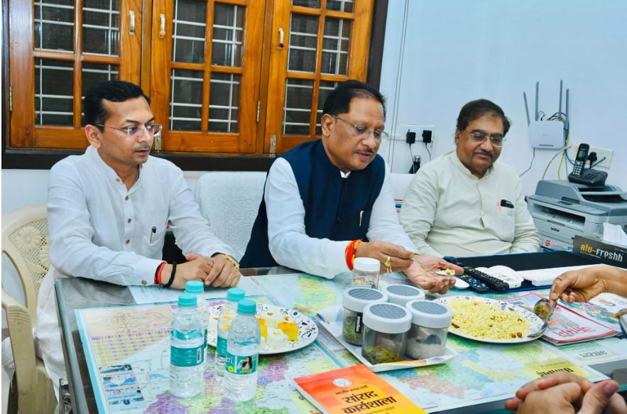 चना–मुर्रा संग स्मृतियों का स्वाद: मुख्यमंत्री विष्णुदेव साय ने कार्यकर्ताओं के साथ साझा किए पुराने दिन चना–मुर्रा संग स्मृतियों का स्वाद: मुख्यमंत्री विष्णुदेव साय ने कार्यकर्ताओं के साथ साझा किए पुराने दिन