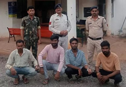 बिना नंबर की पिकअप से 5 मवेशियों का रेस्क्यू, 4 तस्कर गिरफ्तार बिना नंबर की पिकअप से 5 मवेशियों का रेस्क्यू, 4 तस्कर गिरफ्तार