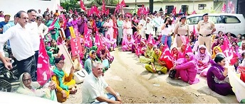 कामगारों ने राज्य श्रम कल्याण बोर्ड का किया घेराव कामगारों ने राज्य श्रम कल्याण बोर्ड का किया घेराव