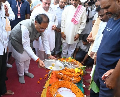 CM साय ने पूर्व प्रांत प्रचारक श्रद्धेय शांताराम को दी श्रद्धांजलि CM साय ने पूर्व प्रांत प्रचारक श्रद्धेय शांताराम को दी श्रद्धांजलि