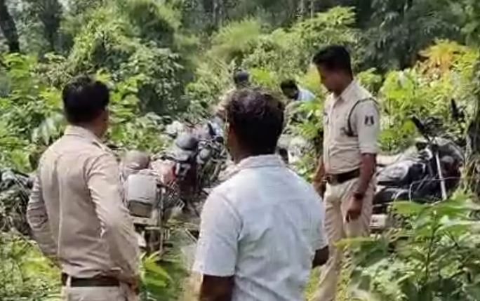 पुलिस की रेड के बीच जुआरी फरार, 17 बाइक बरामद पुलिस की रेड के बीच जुआरी फरार, 17 बाइक बरामद