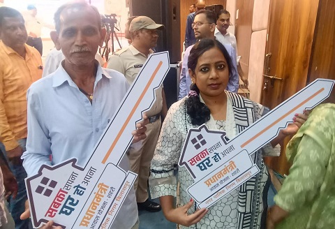 पक्का आशियाना मिलने से खिले चेहरे,भवन अनुज्ञा और वय वंदन कार्ड सहित कई योजनाओं का लाभ पक्का आशियाना मिलने से खिले चेहरे,भवन अनुज्ञा और वय वंदन कार्ड सहित कई योजनाओं का लाभ