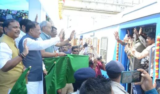 राजिम-रायपुर नई मेमू रेल सेवा का शुभारंभ, सीएम साय सांसद बृजमोहन ने दिखाई हरी झंडी राजिम-रायपुर नई मेमू रेल सेवा का शुभारंभ, सीएम साय सांसद बृजमोहन ने दिखाई हरी झंडी