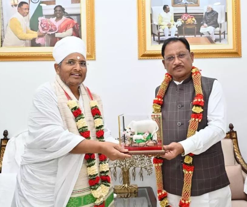 मुख्यमंत्री साय से पूज्य संत असंग देव ने की भेंट मुख्यमंत्री साय से पूज्य संत असंग देव ने की भेंट