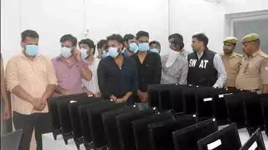 Ghaziabad: फर्जी कॉल सेंटर का भंडाफोड़, 11 गिरफ्तार Ghaziabad: फर्जी कॉल सेंटर का भंडाफोड़, 11 गिरफ्तार