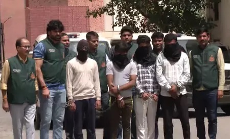 स्पेशल सेल की रेड, भारी मात्रा में विस्फोटक बरामद, मचा हड़कंप स्पेशल सेल की रेड, भारी मात्रा में विस्फोटक बरामद, मचा हड़कंप