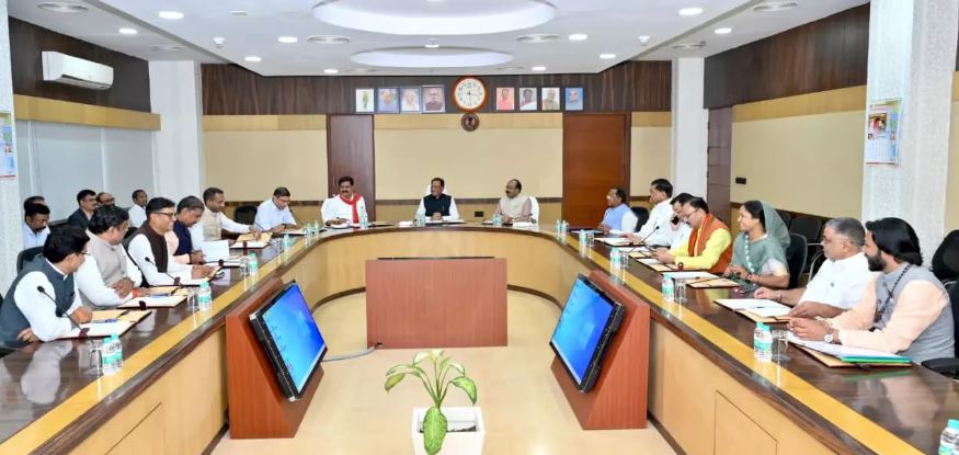 CM विष्णुदेव साय की अध्यक्षता में कैबिनेट की बैठक शुरू CM विष्णुदेव साय की अध्यक्षता में कैबिनेट की बैठक शुरू