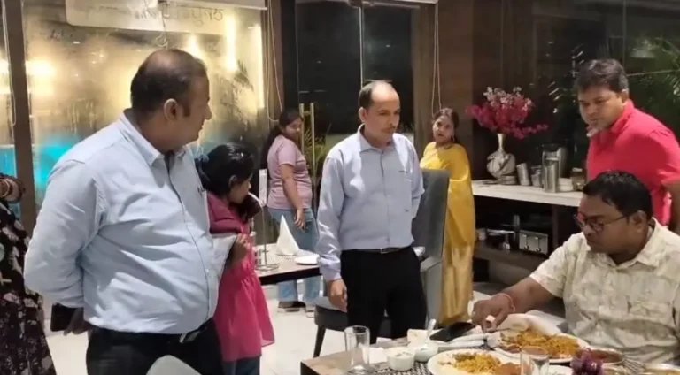 डॉक्टर ने खाने में ऑर्डर किया वेज बिरयानी, कॉकरोच मिलने पर हंगामा डॉक्टर ने खाने में ऑर्डर किया वेज बिरयानी, कॉकरोच मिलने पर हंगामा