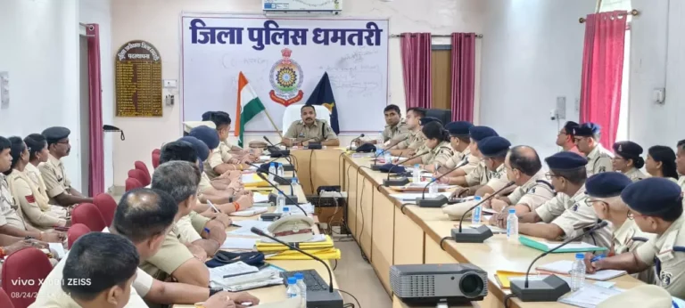 12 थाना प्रभारियों-विवेचको को एसपी ने थमाया नोटिस, क्राइम मीटिंग ली 12 थाना प्रभारियों-विवेचको को एसपी ने थमाया नोटिस, क्राइम मीटिंग ली