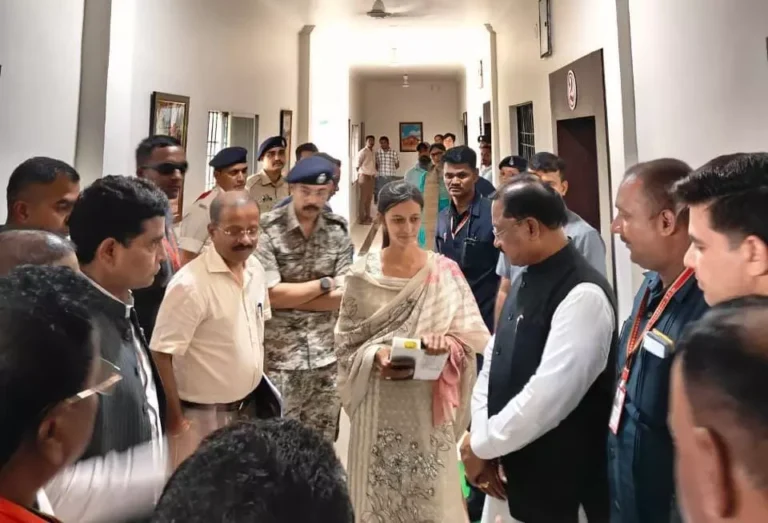 बाढ़ में बही पुस्तकें टेबलेट भी हुआ खराब, पर नहीं रुकेगी पूनम की प्रतियोगी परीक्षा की तैयारी बाढ़ में बही पुस्तकें टेबलेट भी हुआ खराब, पर नहीं रुकेगी पूनम की प्रतियोगी परीक्षा की तैयारी