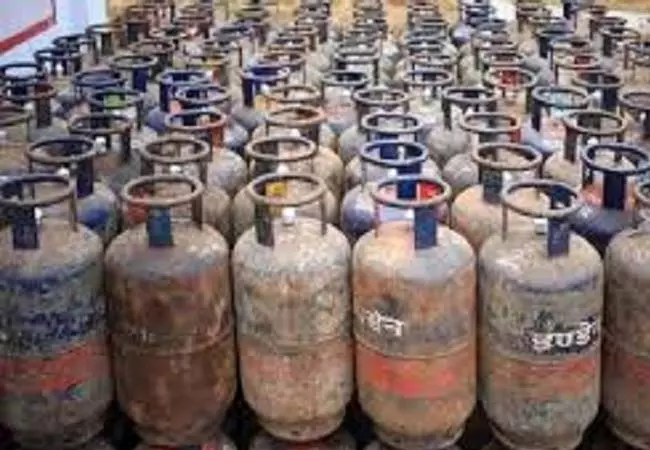 LPG सिलेंडर हो गया सस्ता, जानें कितने घटे दाम LPG सिलेंडर हो गया सस्ता, जानें कितने घटे दाम