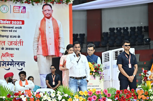 दीदी ई-रिक्शा योजना ने बदली भुनेश्वरी साहू की जिंदगी दीदी ई-रिक्शा योजना ने बदली भुनेश्वरी साहू की जिंदगी