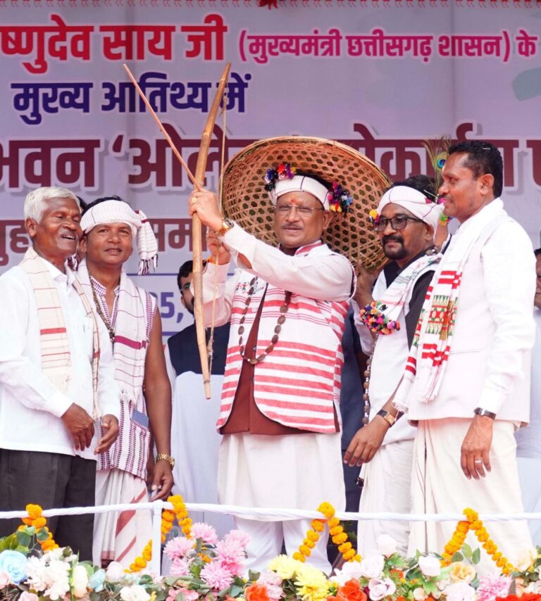 जगदलपुर में धुरवा समाज के संभाग स्तरीय नुआखाई मिलन समारोह एवं नवनिर्मित सामाजिक भवन “ओलेख” के लोकार्पण कार्यक्रम में शामिल हुए मुख्यमंत्री श्री विष्णुदेव साय जगदलपुर में धुरवा समाज के संभाग स्तरीय नुआखाई मिलन समारोह एवं नवनिर्मित सामाजिक भवन “ओलेख” के लोकार्पण कार्यक्रम में शामिल हुए मुख्यमंत्री श्री विष्णुदेव साय