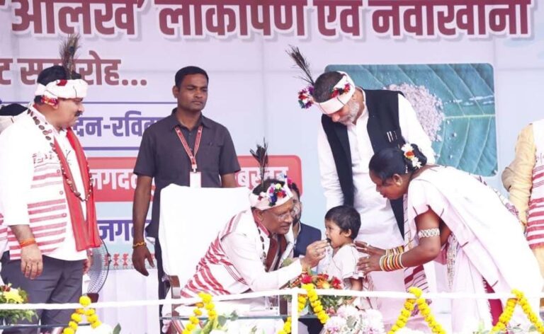 मुख्यमंत्री विष्णुदेव साय का आत्मीय और वात्सल्यपूर्ण व्यवहार : नन्ही बच्ची भूमिका बघेल को दुलारते हुए खिलाया महुआ लड्डू मुख्यमंत्री विष्णुदेव साय का आत्मीय और वात्सल्यपूर्ण व्यवहार : नन्ही बच्ची भूमिका बघेल को दुलारते हुए खिलाया महुआ लड्डू