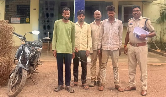 रायपुर : किसान के खेत से जाली तार चोरी, चार आरोपी गिरफ्तार रायपुर : किसान के खेत से जाली तार चोरी, चार आरोपी गिरफ्तार