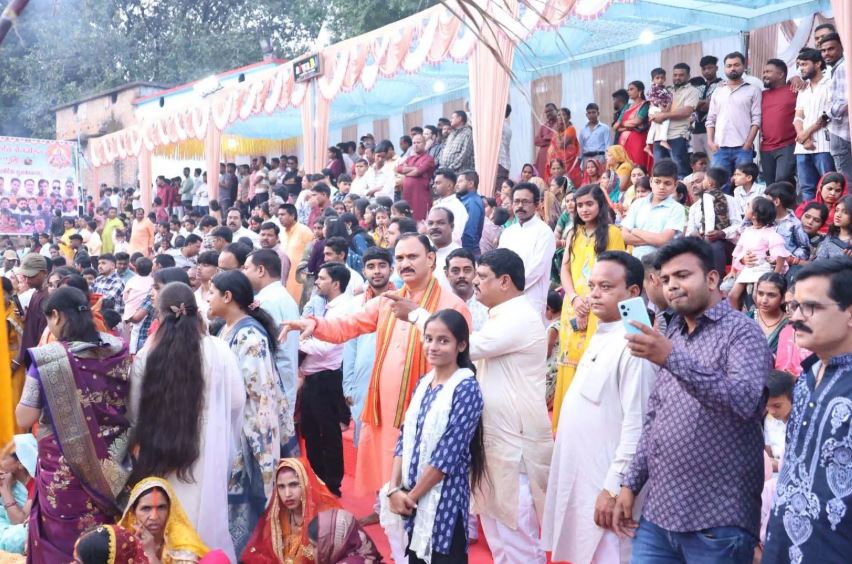 छठ पूजा पर स्वास्थ्य मंत्री श्याम बिहारी जायसवाल ने लिया आशीर्वाद छठ पूजा पर स्वास्थ्य मंत्री श्याम बिहारी जायसवाल ने लिया आशीर्वाद