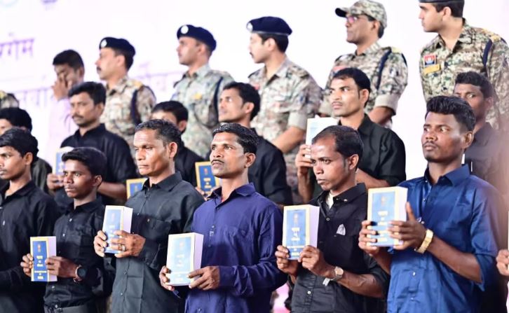 बस्तर में रचा गया इतिहास, वंदे मातरम की गूंज से शांति, विकास और विश्वास के नये युग की शुरूआत बस्तर में रचा गया इतिहास, वंदे मातरम की गूंज से शांति, विकास और विश्वास के नये युग की शुरूआत