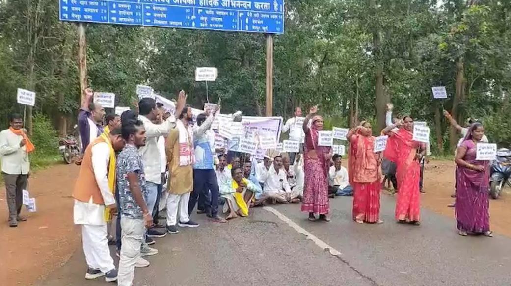 15 गांवों के किसानों ने किया चक्काजाम, NH-130 में आवागमन बाधित 15 गांवों के किसानों ने किया चक्काजाम, NH-130 में आवागमन बाधित