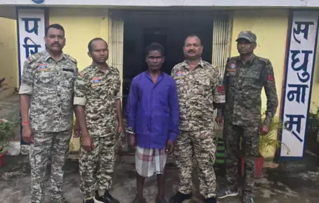 करीबी ने बदले की भावना में काट दिया गला, दंतेवाड़ा पुलिस ने किया हत्यारे को गिरफ्तार करीबी ने बदले की भावना में काट दिया गला, दंतेवाड़ा पुलिस ने किया हत्यारे को गिरफ्तार