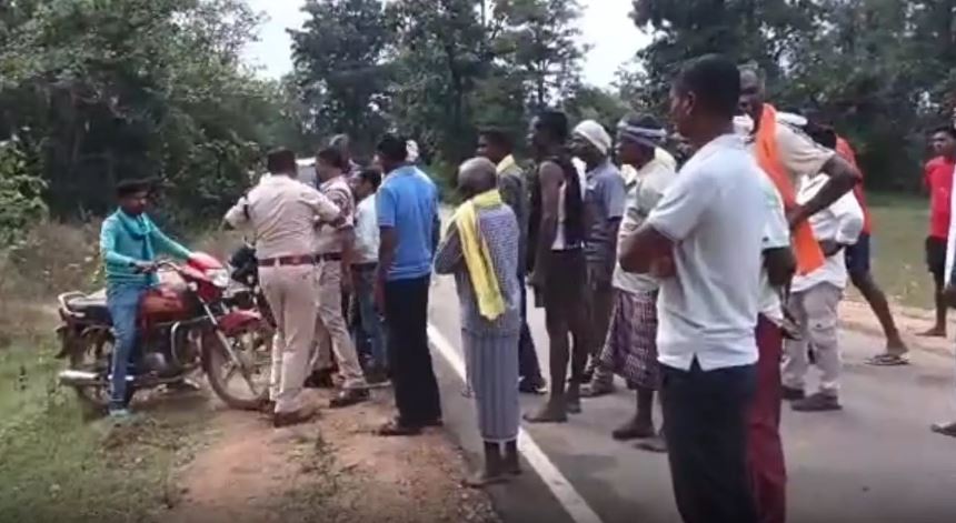 छत्तीसगढ़: इस गांव में सुरक्षा के कड़े इंतजाम, जानें ग्रामीणों में आक्रोश की वजह छत्तीसगढ़: इस गांव में सुरक्षा के कड़े इंतजाम, जानें ग्रामीणों में आक्रोश की वजह