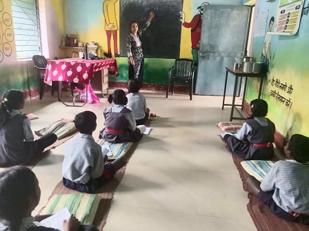 युक्तियुक्तकरण नीति से स्वच्छता के सुदूर वनांचल में लौटी शिक्षा की रोशनी युक्तियुक्तकरण नीति से स्वच्छता के सुदूर वनांचल में लौटी शिक्षा की रोशनी