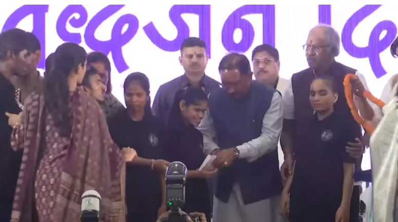 अंतर्राष्ट्रीय वृद्धजन दिवस कार्यक्रम में शामिल हुए CM विष्णुदेव साय और MP बृजमोहन अग्रवाल अंतर्राष्ट्रीय वृद्धजन दिवस कार्यक्रम में शामिल हुए CM विष्णुदेव साय और MP बृजमोहन अग्रवाल