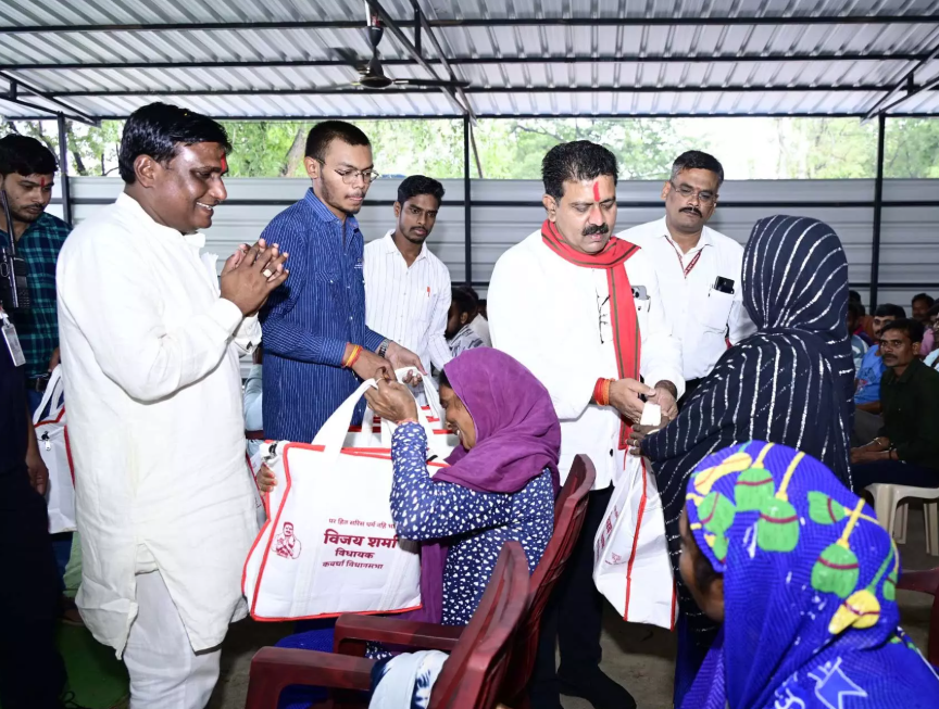 गृहमंत्री विजय शर्मा ने स्वच्छता दीदियों को दिवाली गिफ्ट बांटे गृहमंत्री विजय शर्मा ने स्वच्छता दीदियों को दिवाली गिफ्ट बांटे