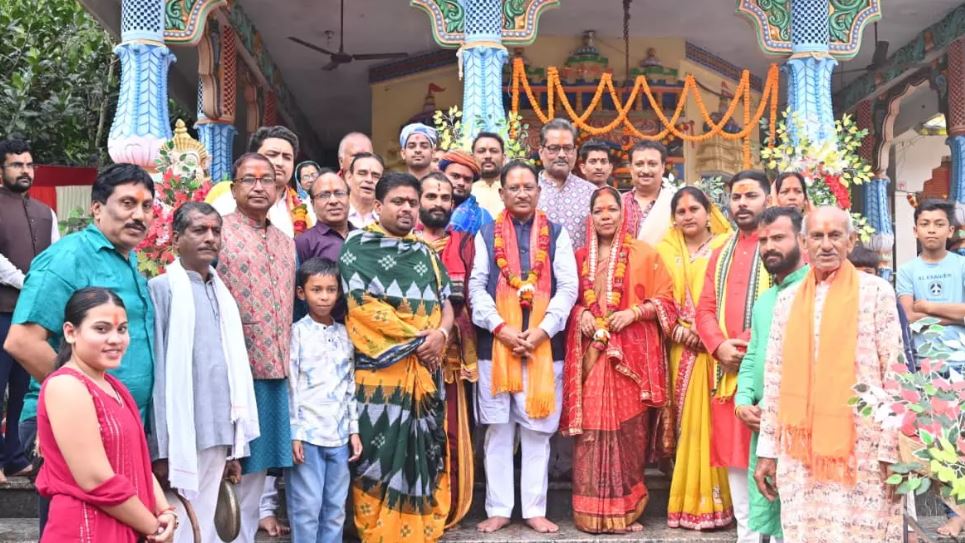 CM साय ने सपरिवार कुनकुरी श्री जगन्नाथ मंदिर में पूजा-अर्चना किए CM साय ने सपरिवार कुनकुरी श्री जगन्नाथ मंदिर में पूजा-अर्चना किए