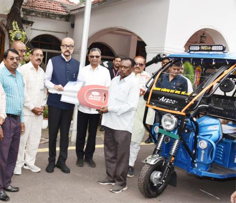 राज्यपाल डेका ने सरस्वती शिक्षा संस्थान को प्रदान किए चार ई-रिक्शे राज्यपाल डेका ने सरस्वती शिक्षा संस्थान को प्रदान किए चार ई-रिक्शे