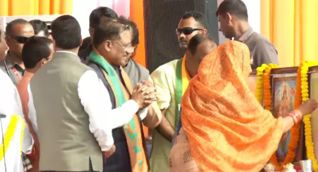 फरसाबहार पहुंचे CM विष्णुदेव साय फरसाबहार पहुंचे CM विष्णुदेव साय