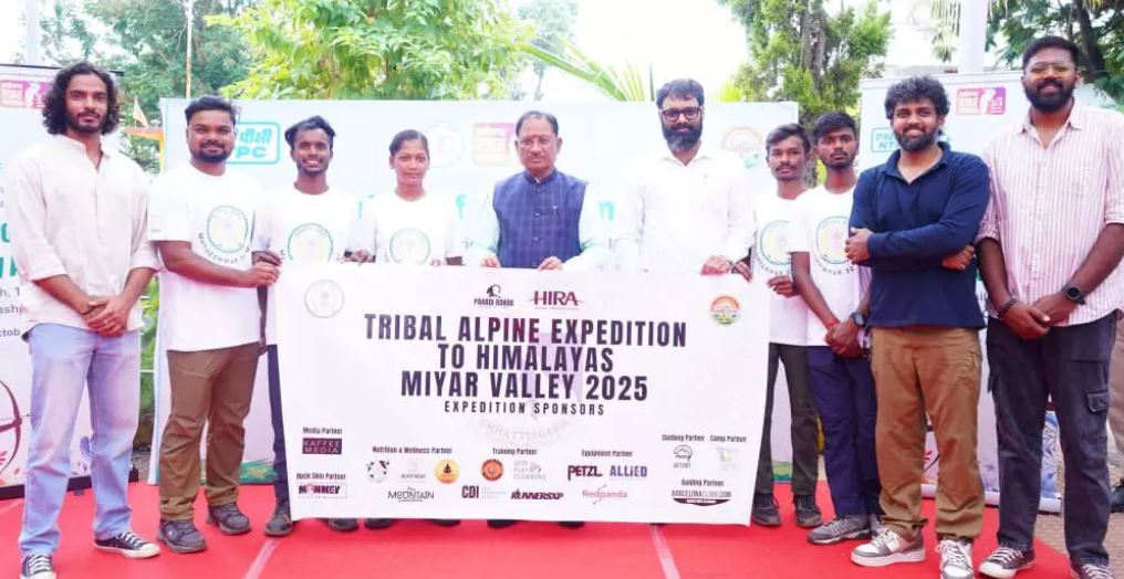 CM विष्णुदेव साय ने किया हिमालय अभियान के पर्वतारोहियों का सम्मान CM विष्णुदेव साय ने किया हिमालय अभियान के पर्वतारोहियों का सम्मान