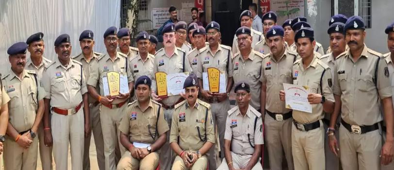 एसएसपी ने पुलिस टीम को दी शाबाशी, नशे के सौदागरों को भेजा जेल एसएसपी ने पुलिस टीम को दी शाबाशी, नशे के सौदागरों को भेजा जेल