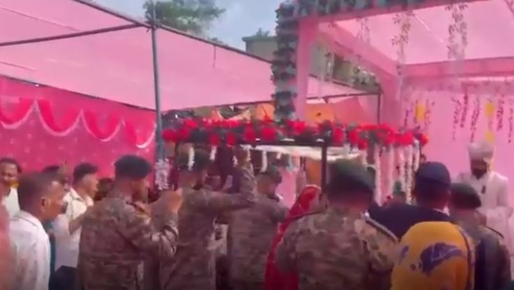 शहीद की बहन की शादी में भाई बनकर पहुंचे फौजी, हर आंख हो गईं नम शहीद की बहन की शादी में भाई बनकर पहुंचे फौजी, हर आंख हो गईं नम