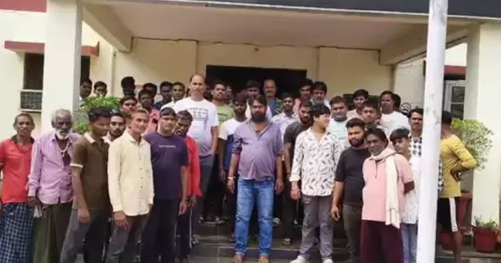 गोली मारने की धमकी दे रहा बदमाश, दहशत में मुजगहन थाना क्षेत्र के ग्रामीण गोली मारने की धमकी दे रहा बदमाश, दहशत में मुजगहन थाना क्षेत्र के ग्रामीण